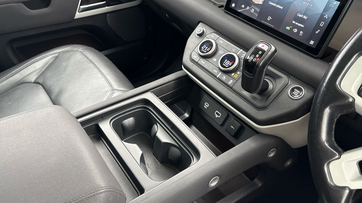 Land Rover Defender 90 Image 18