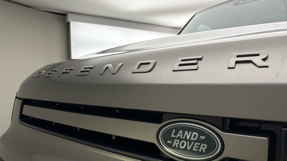 Land Rover Defender 110 Image 24