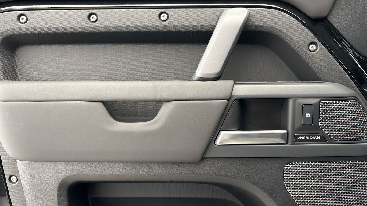 Land Rover Defender 110 Image 19