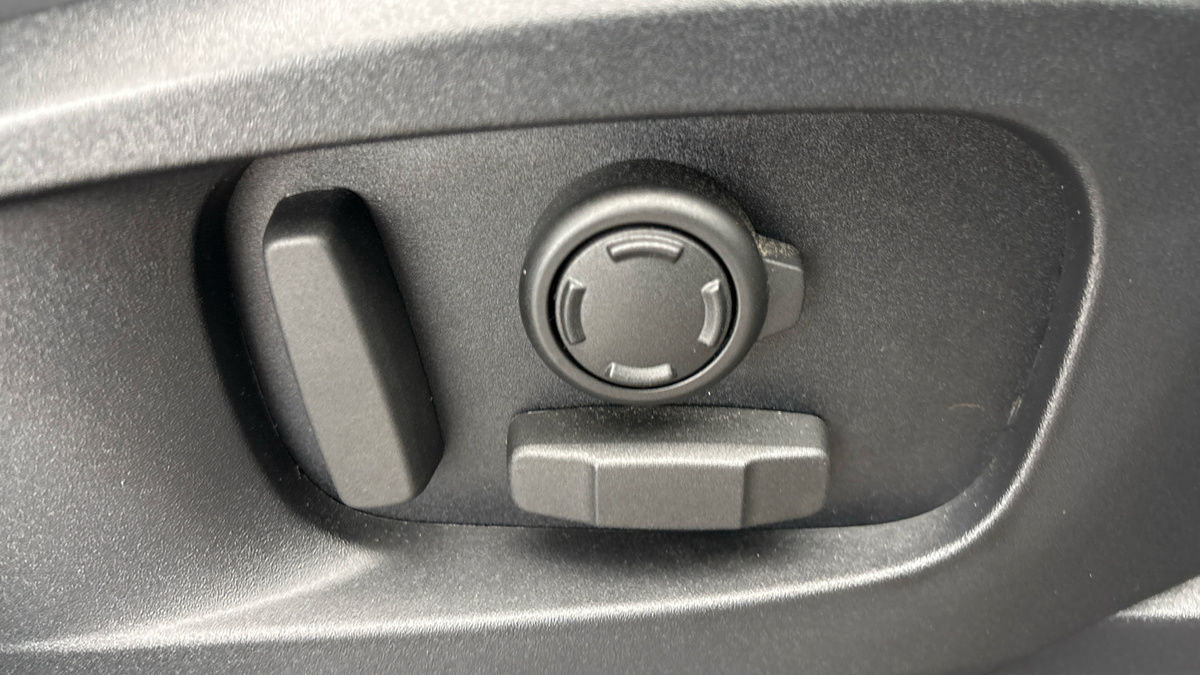 Land Rover Defender 110 Image 32