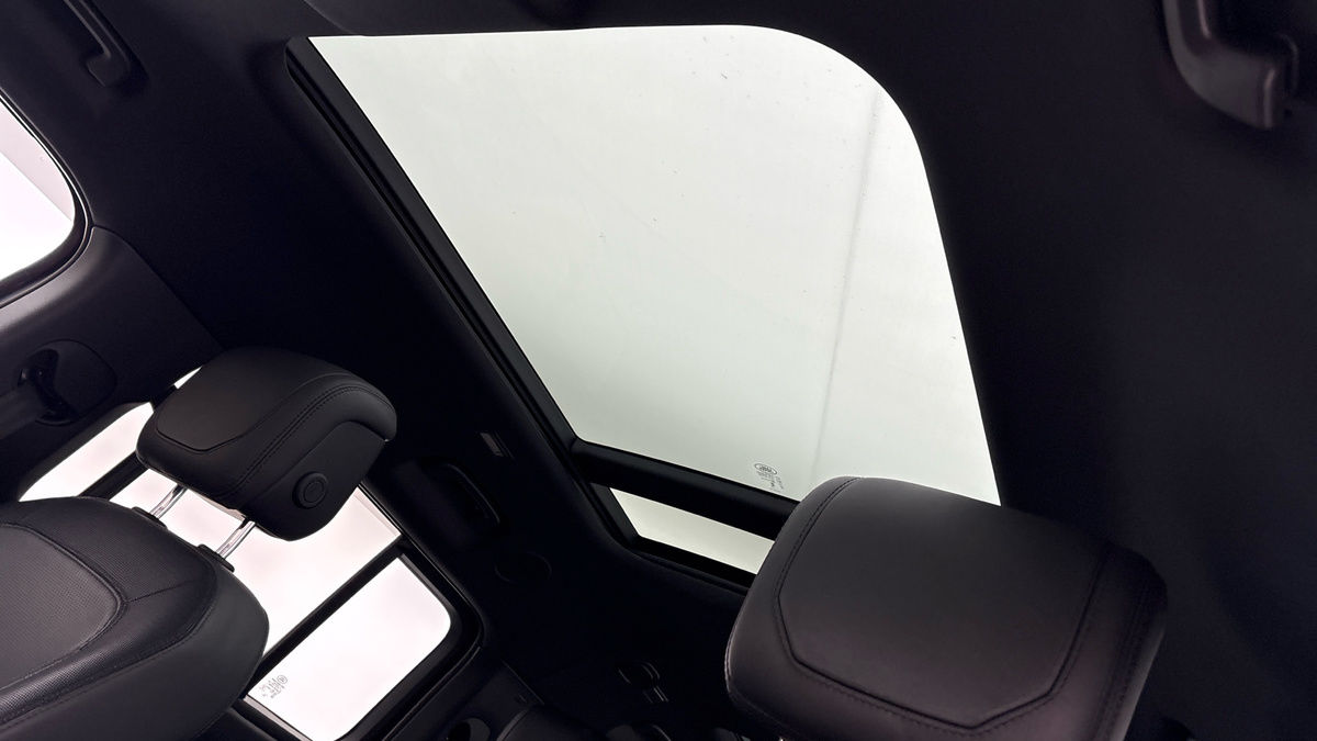 Land Rover Defender 130 Image 6