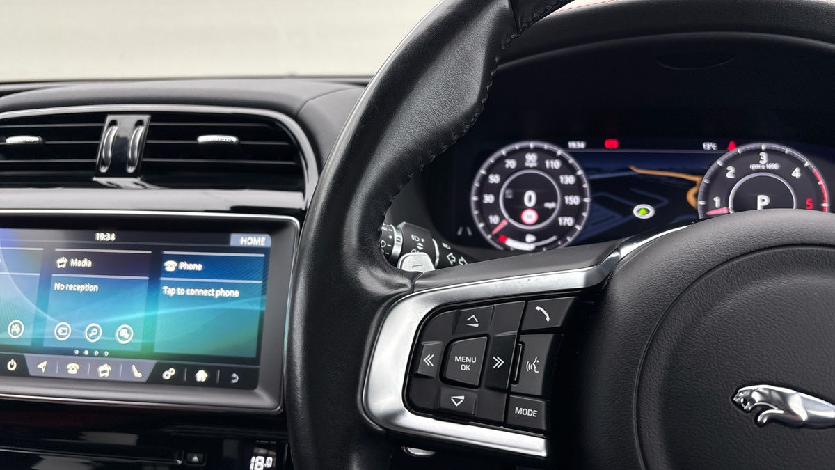 Jaguar F-PACE Image 13