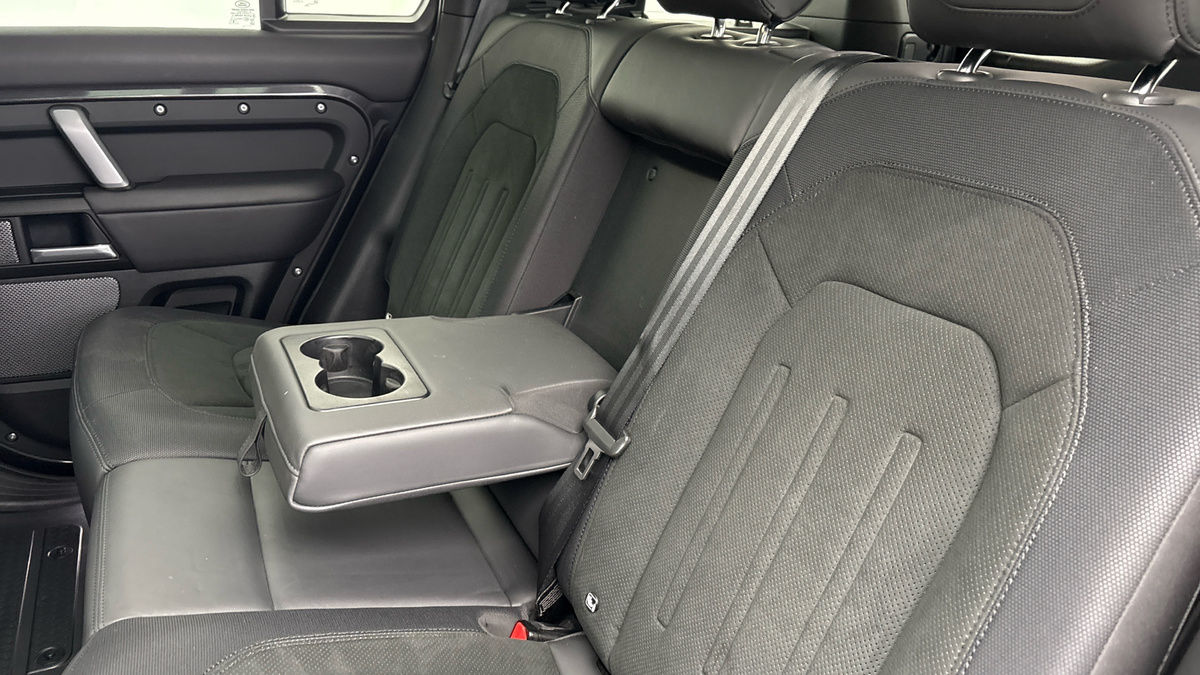 Land Rover Defender 110 Image 9