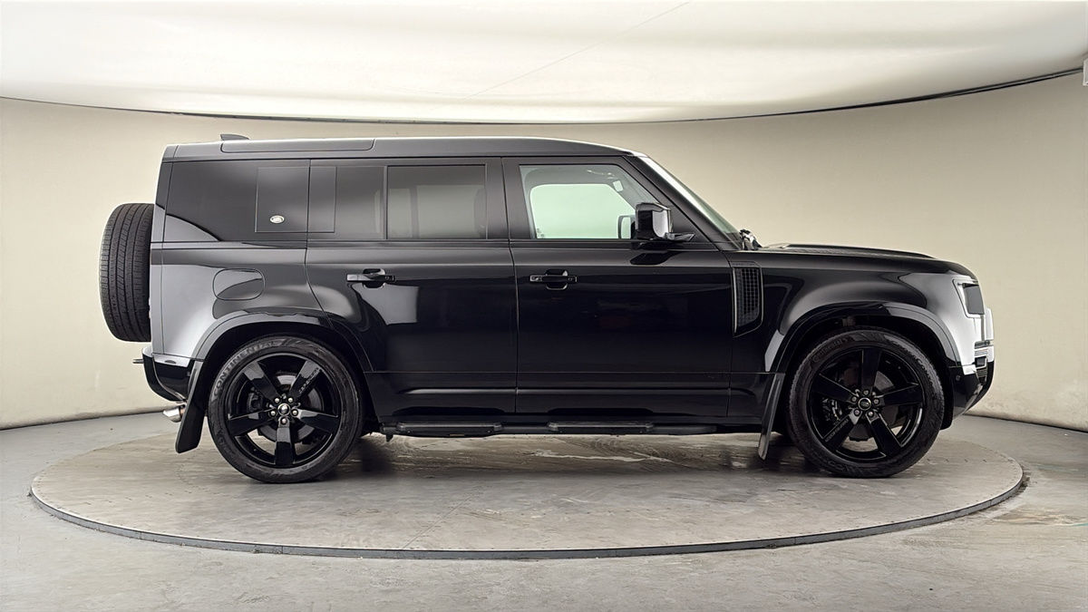 Land Rover Defender 110 Image 16