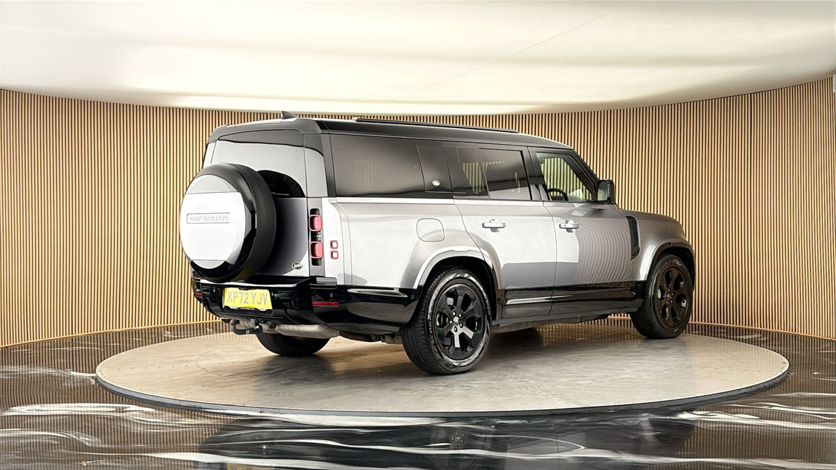 Land Rover Defender 130 Image 21