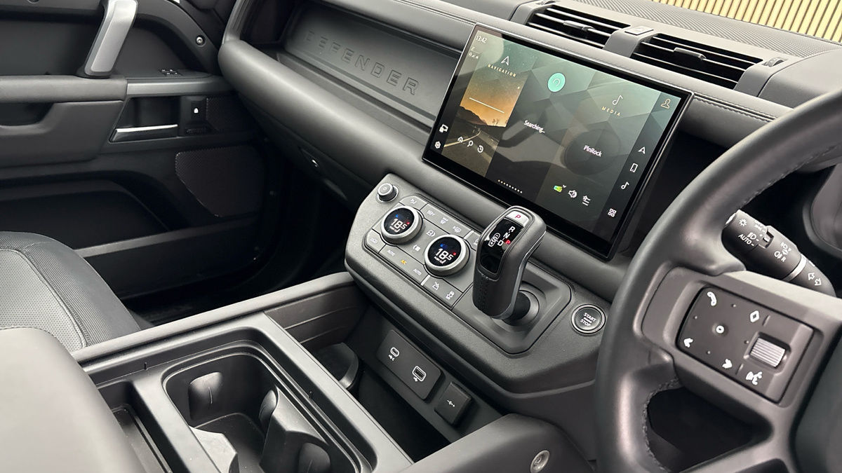 Land Rover Defender 110 Image 18