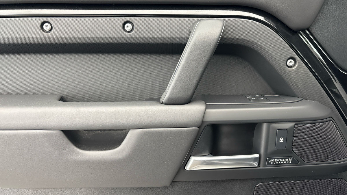 Land Rover Defender 110 Image 19