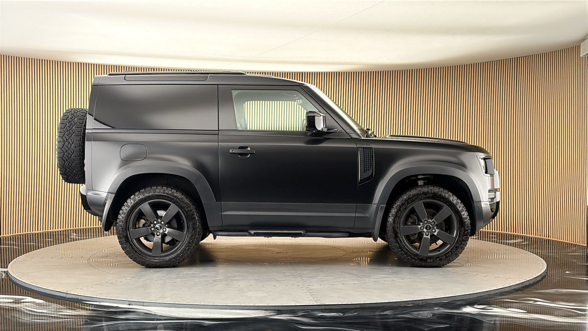 Land Rover Defender 90 Image 16