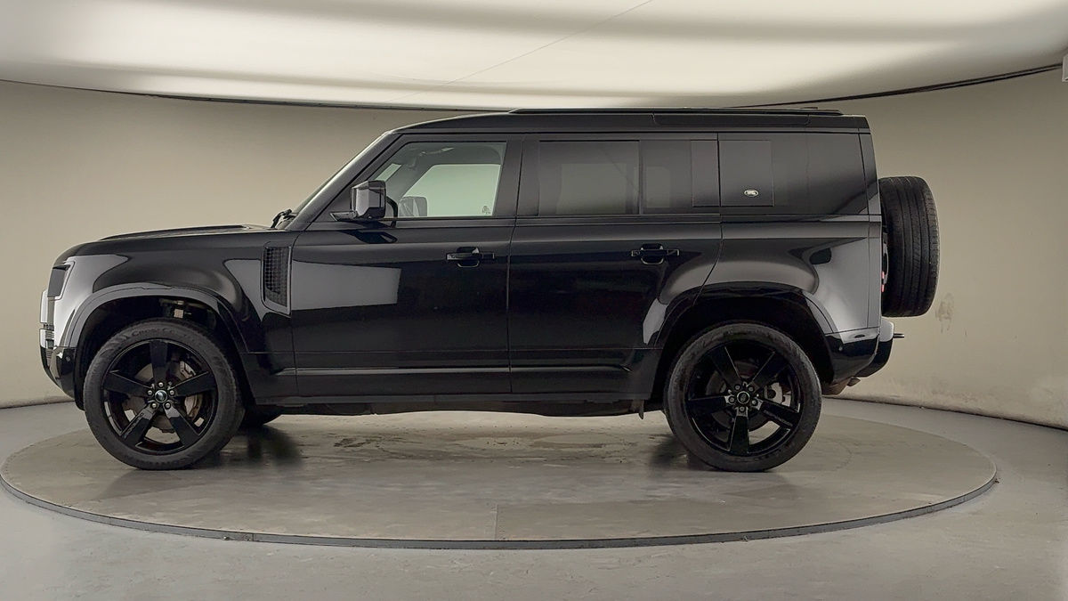 Land Rover Defender 110 Image 15