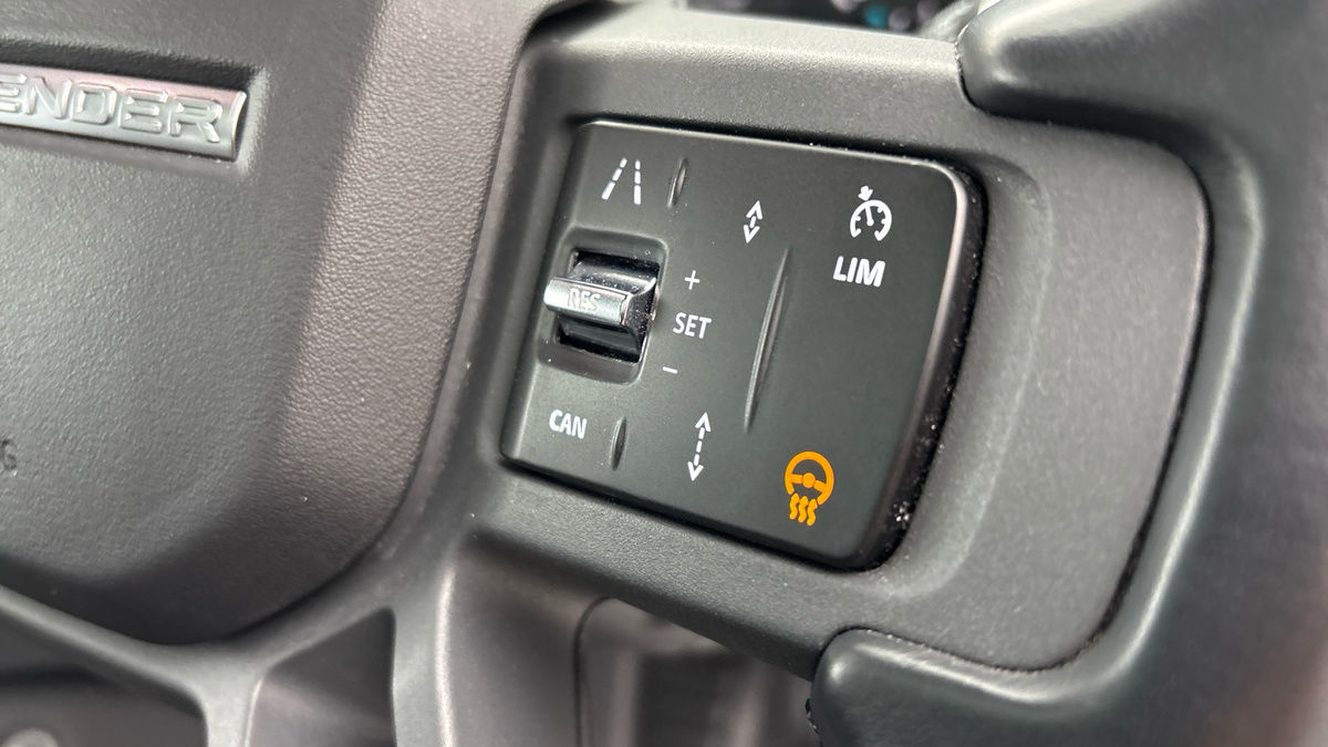 Land Rover Defender 110 Image 26