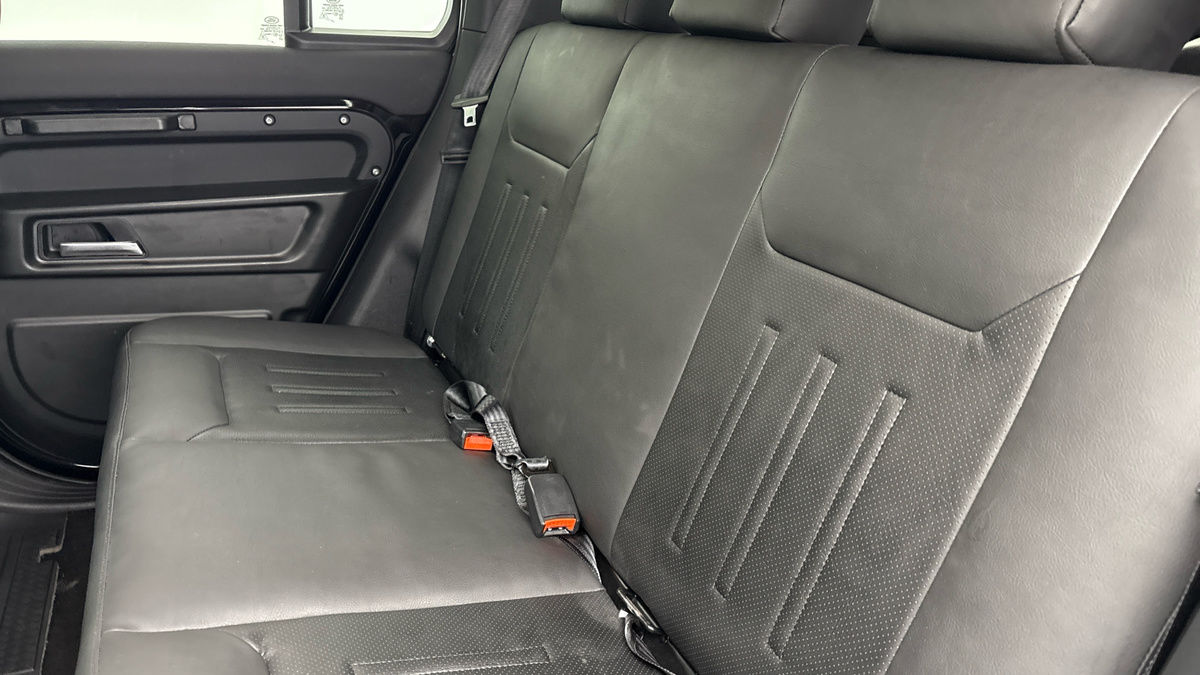 Land Rover Defender 110 Image 8