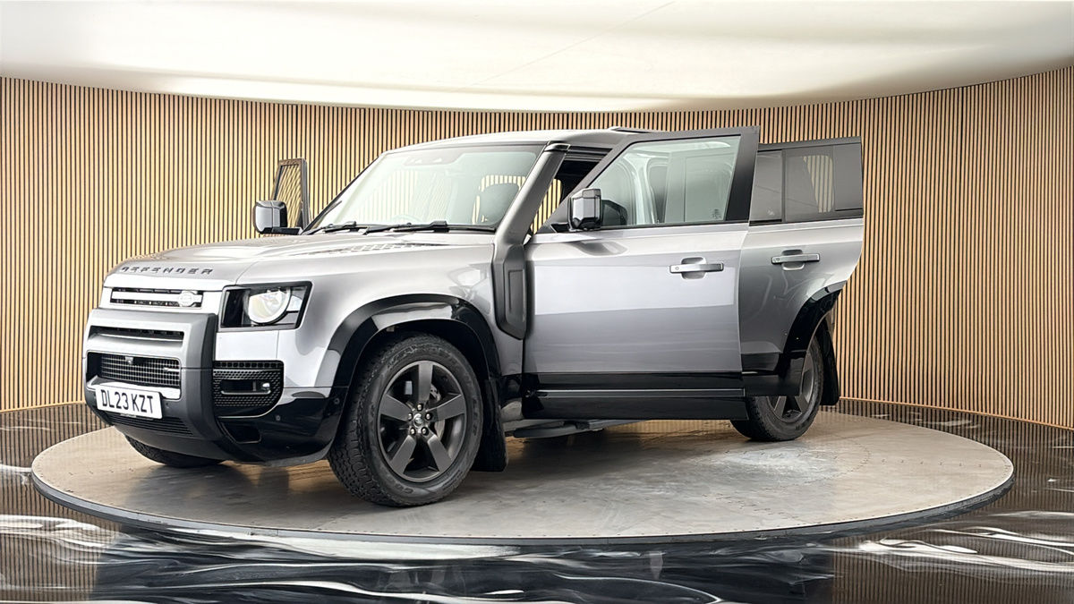 Land Rover Defender 110 Image 22