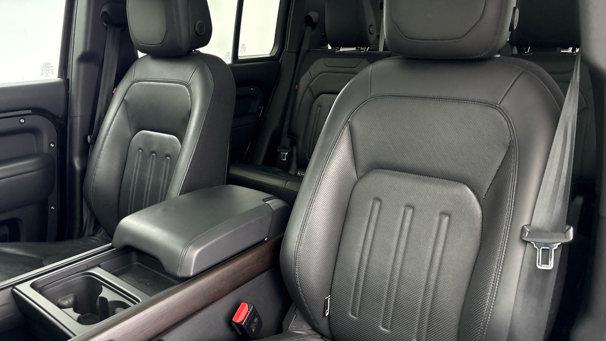 Land Rover Defender 110 Image 7