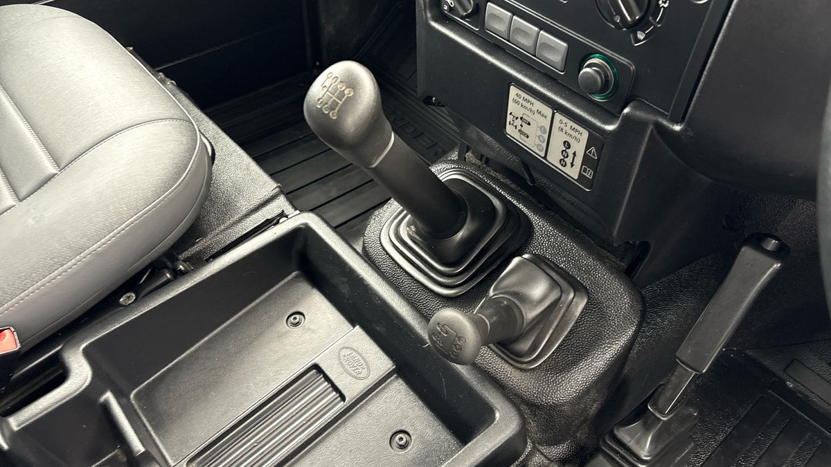 Land Rover Defender 110 Image 6