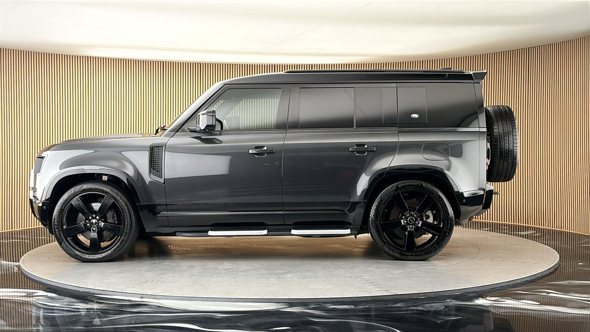 Land Rover Defender 110 Image 15