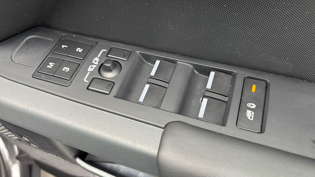 Land Rover Defender 110 Image 26