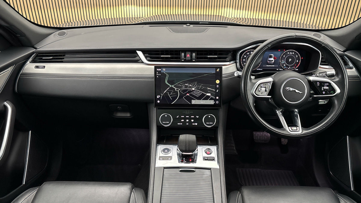 Jaguar F-PACE Image 12