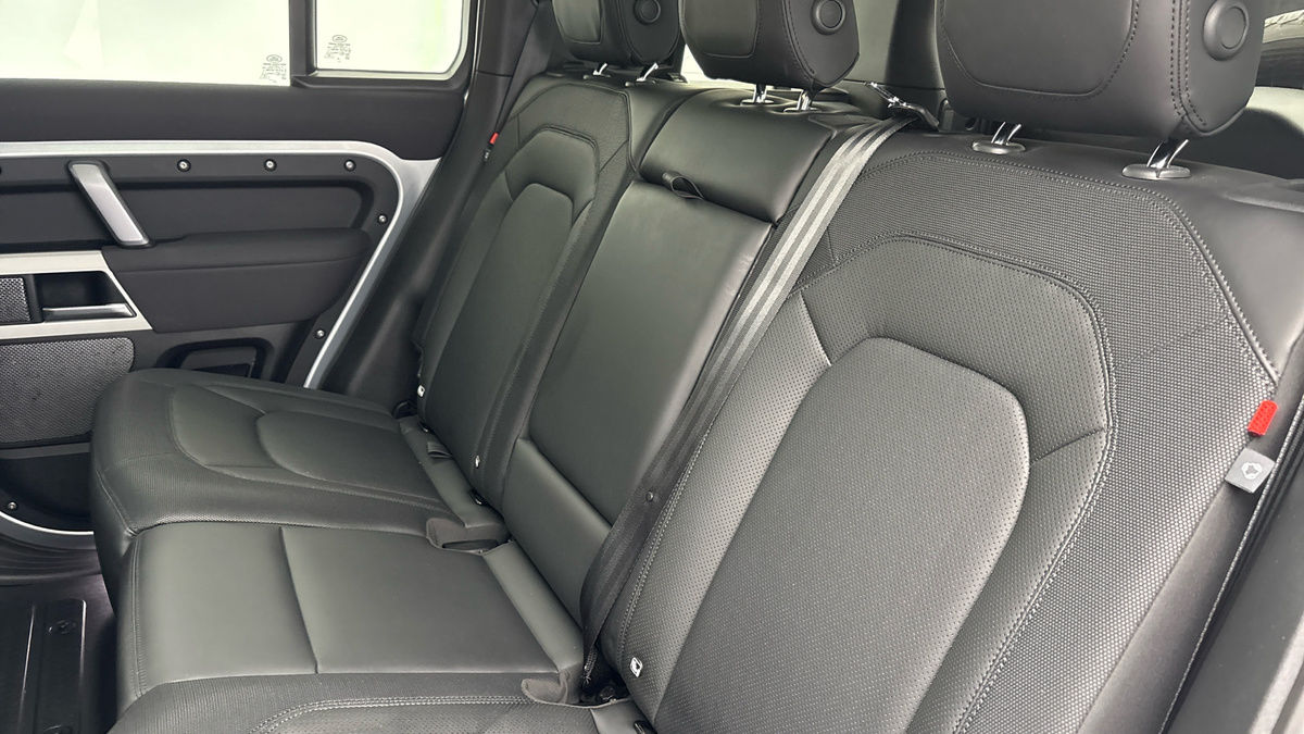 Land Rover Defender 110 Image 8
