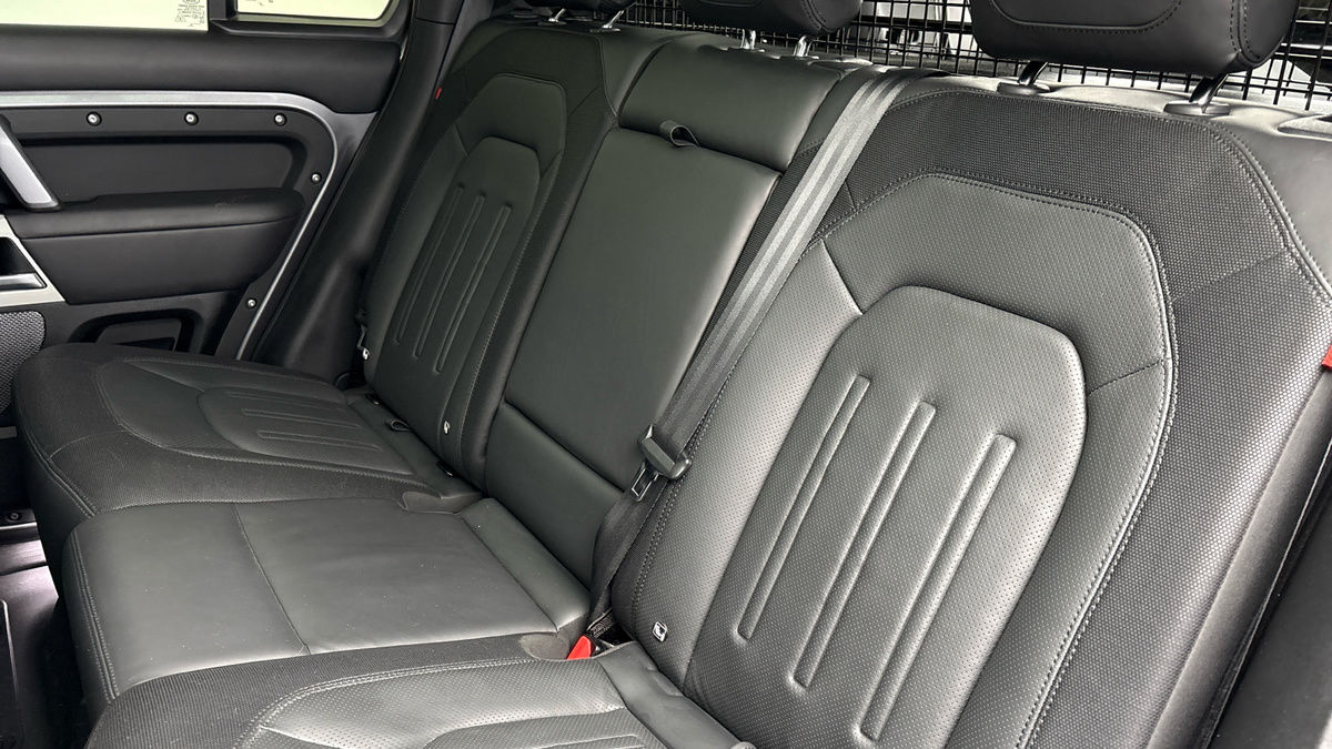 Land Rover Defender 110 Image 8