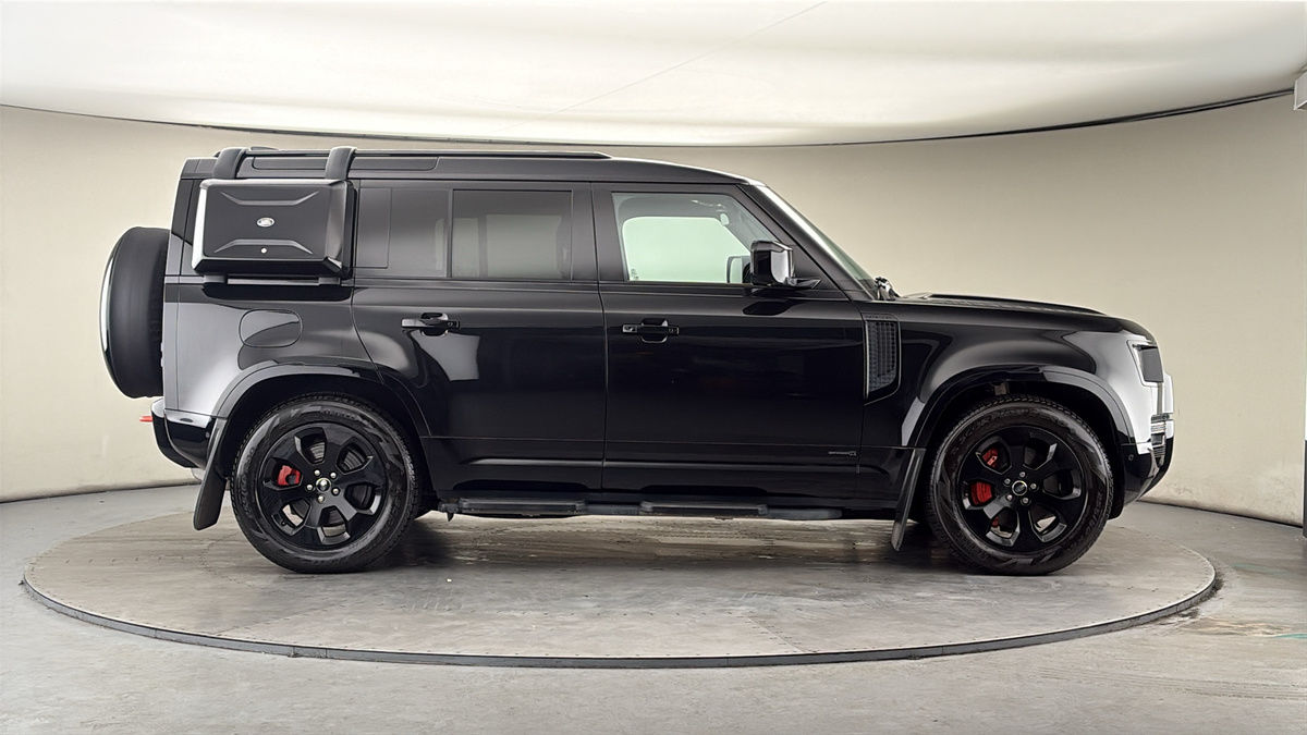 Land Rover Defender 110 Image 16