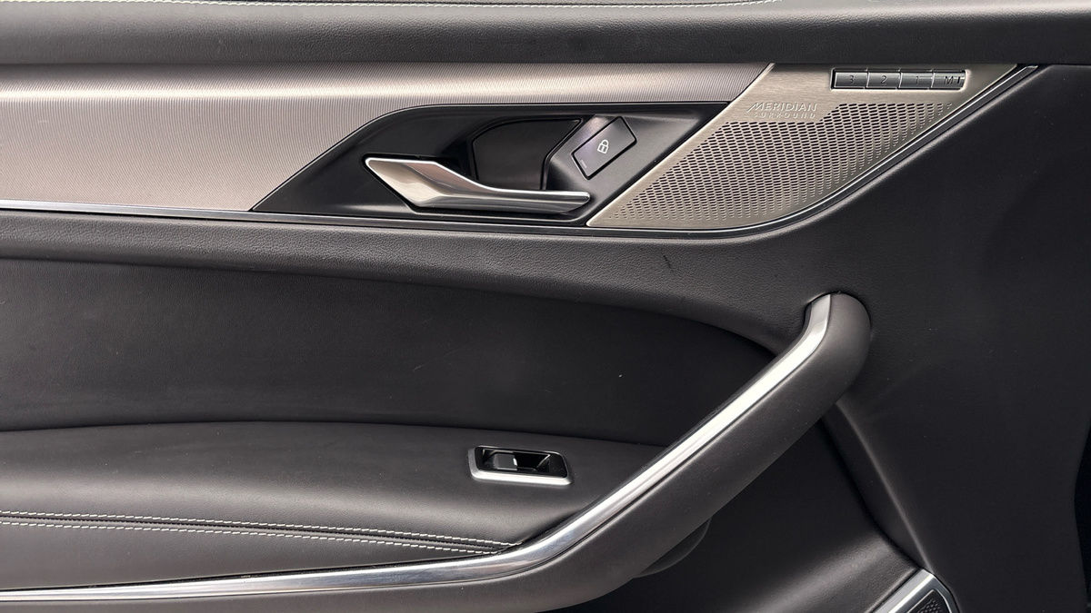 Jaguar F-PACE Image 19