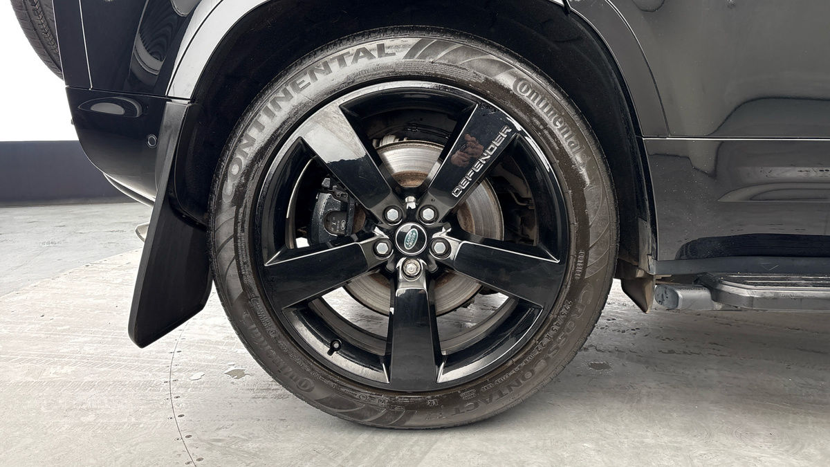 Land Rover Defender 110 Image 10