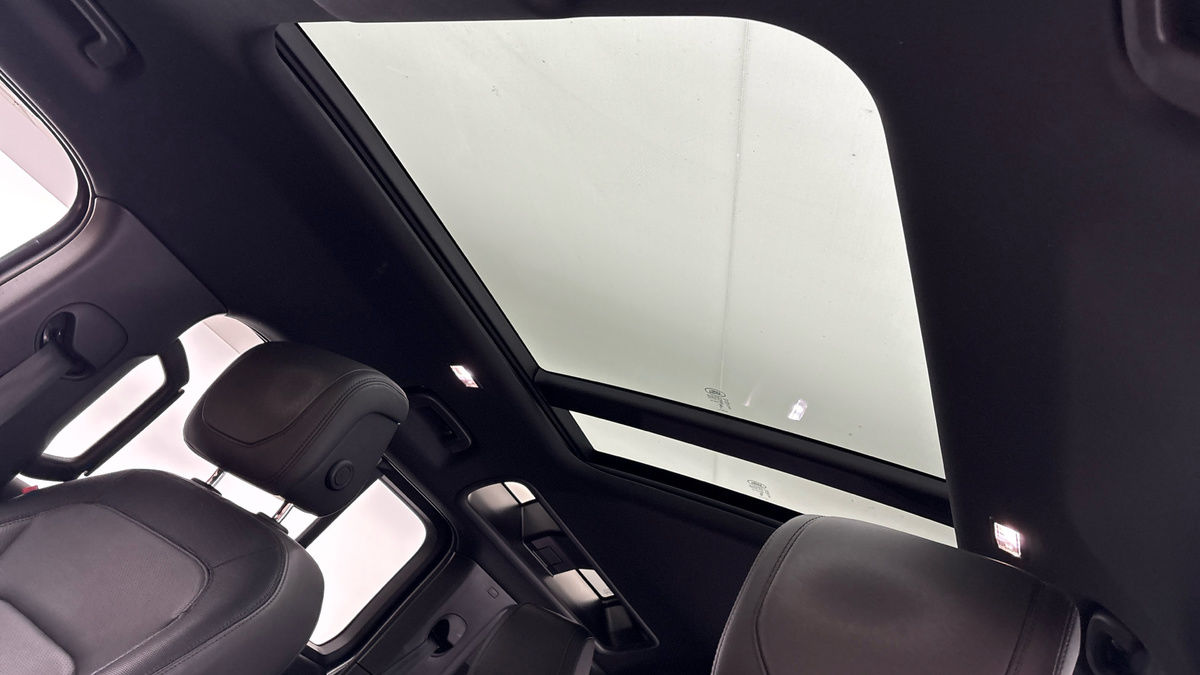 Land Rover Defender 110 Image 6