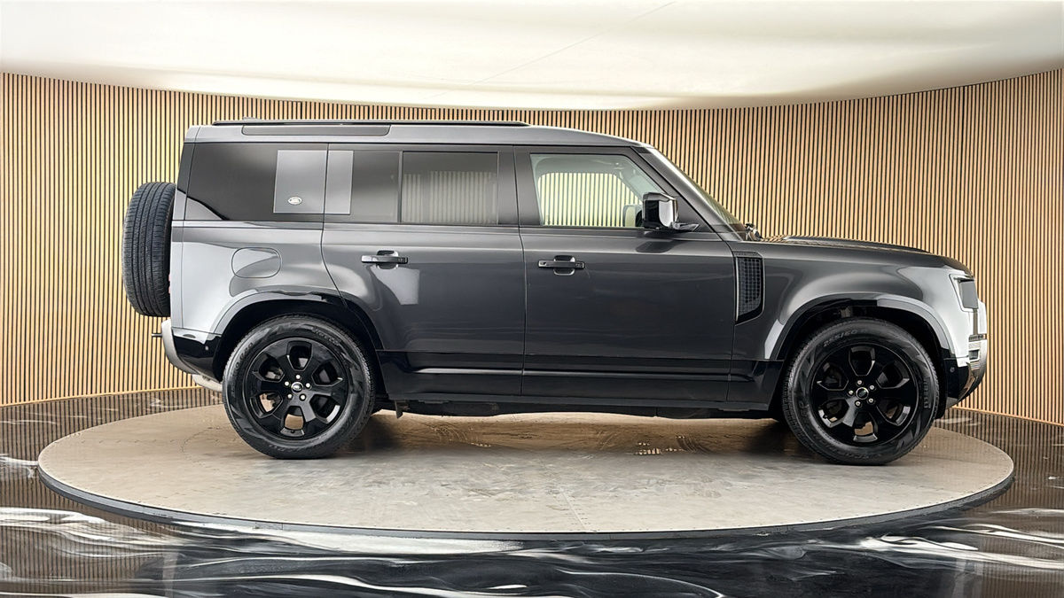 Land Rover Defender 110 Image 16