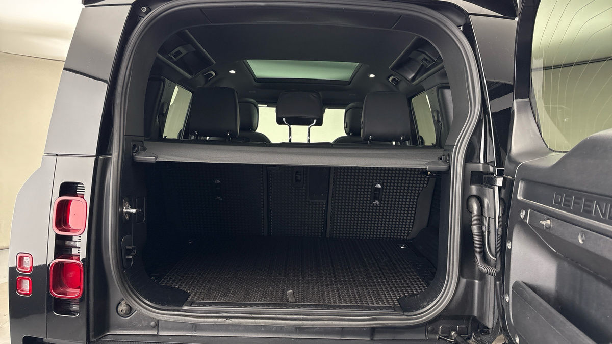 Land Rover Defender 110 Image 11