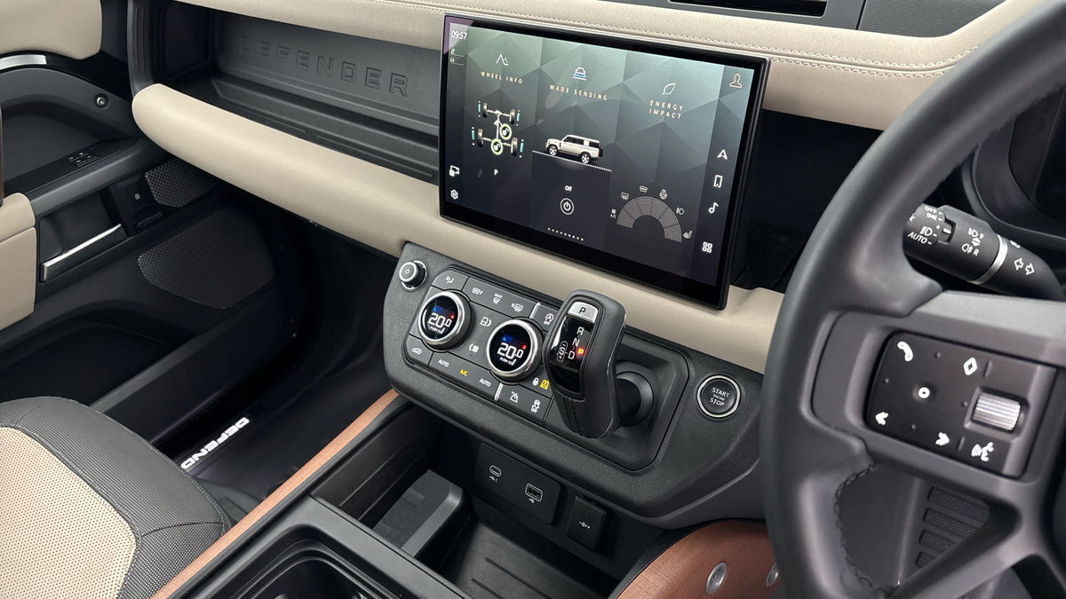 Land Rover Defender 130 Image 18