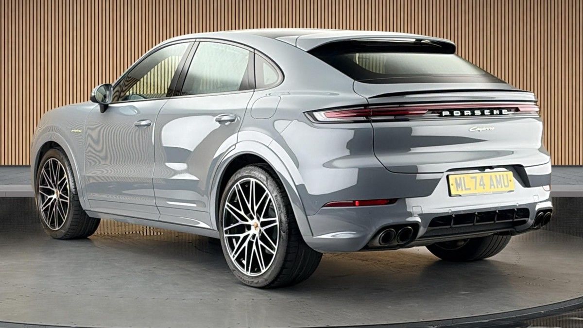 Porsche Cayenne Image 2