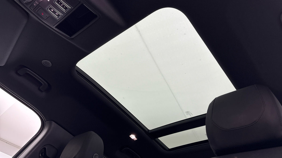 Land Rover Defender 110 Image 6