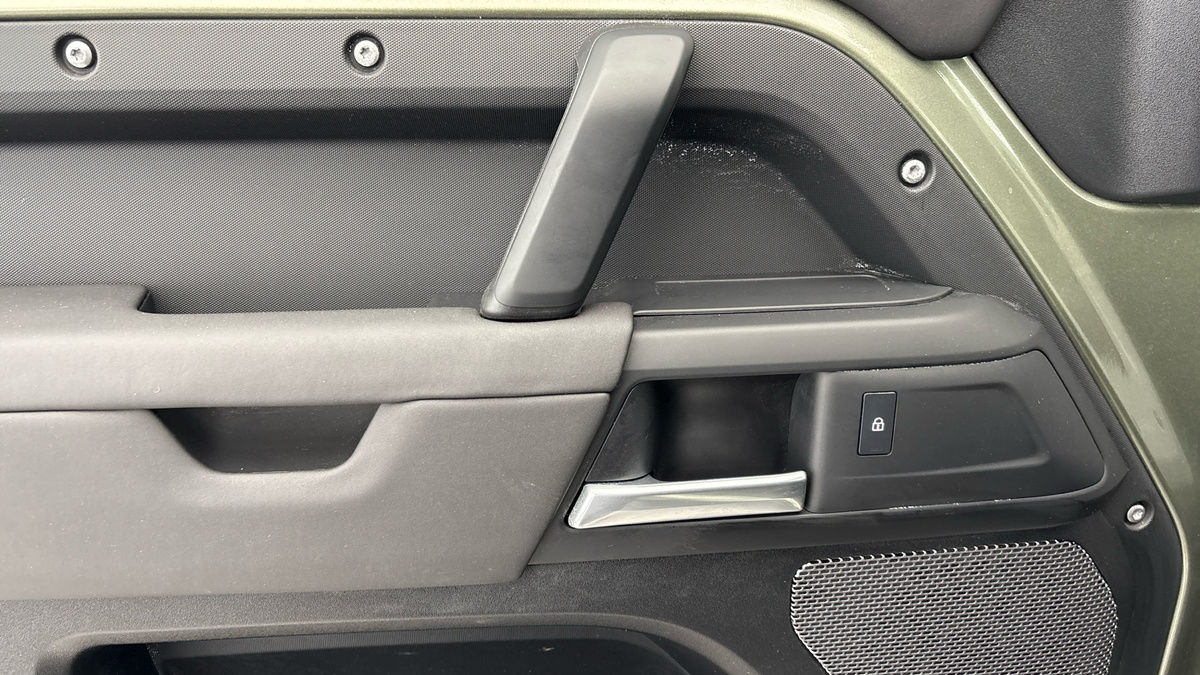 Land Rover Defender 110 Image 19