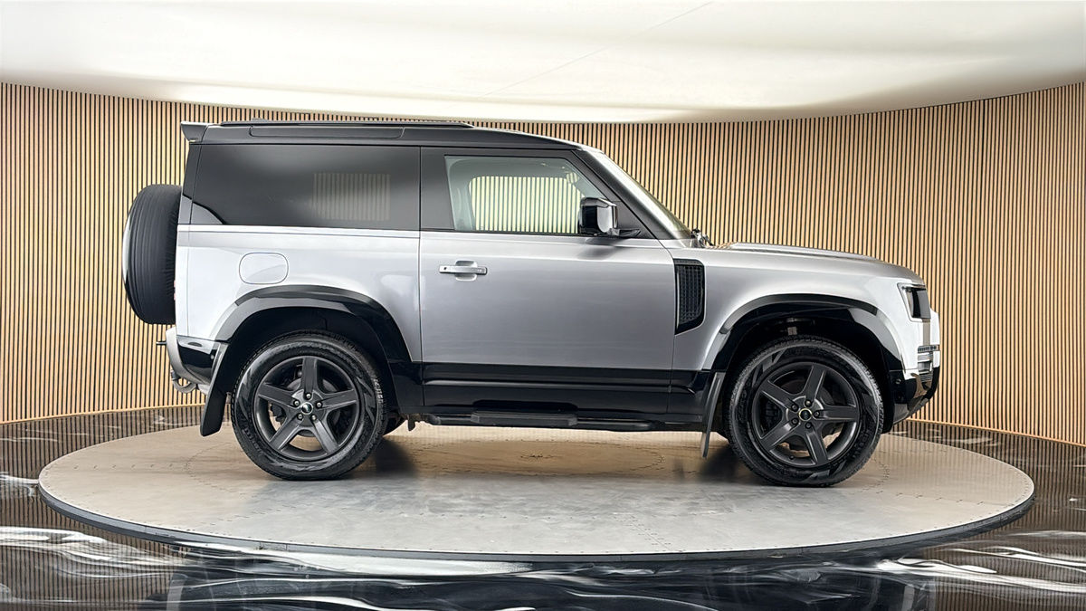 Land Rover Defender 90 Image 16