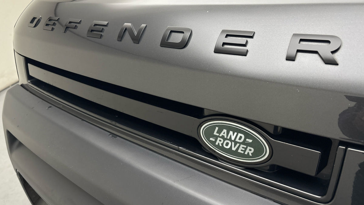 Land Rover Defender 110 Image 24