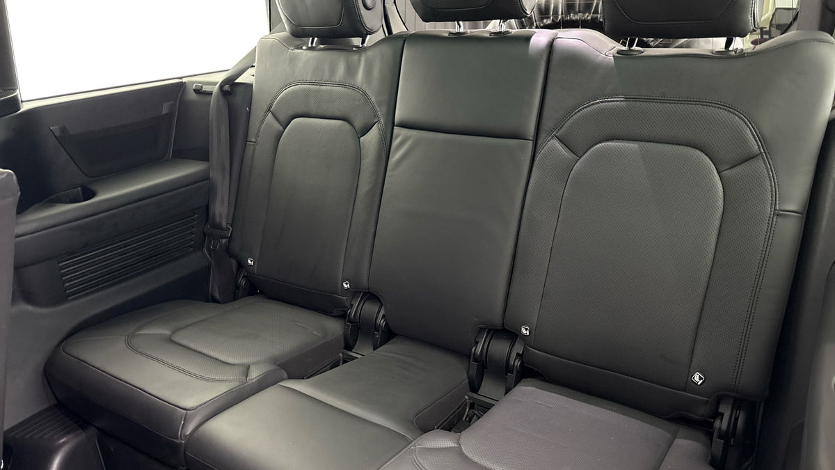 Land Rover Defender 130 Urban Image 29