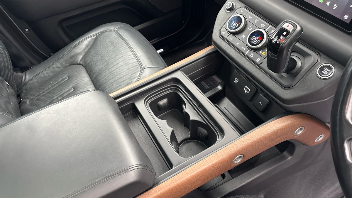 Land Rover Defender 110 Image 18