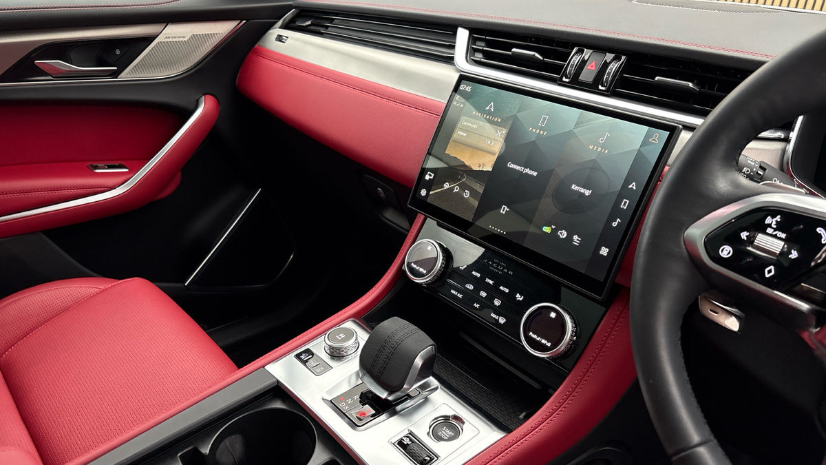 Jaguar F-PACE Image 18