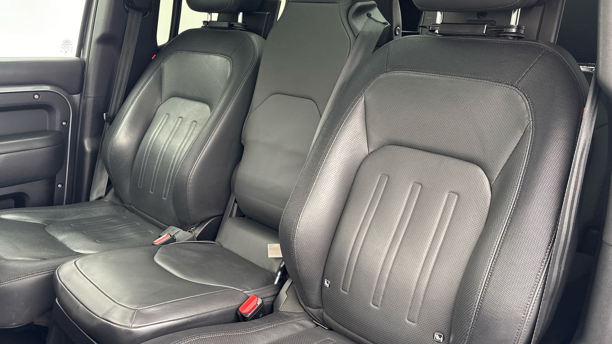 Land Rover Defender 110 Image 7
