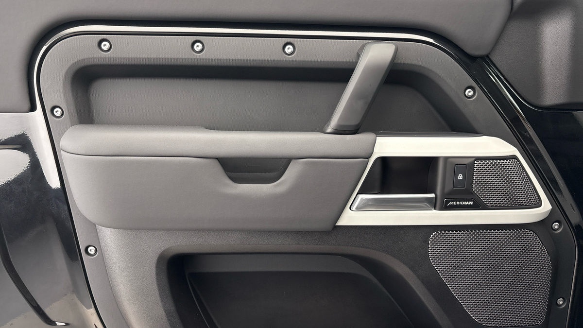 Land Rover Defender 90 Urban Image 37