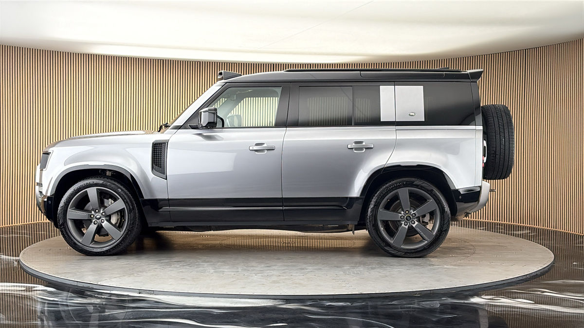 Land Rover Defender 110 Image 15