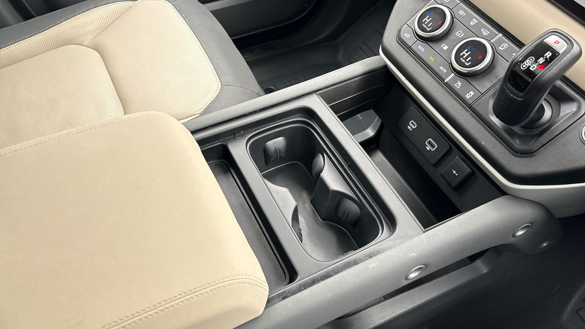 Land Rover Defender 110 Image 18