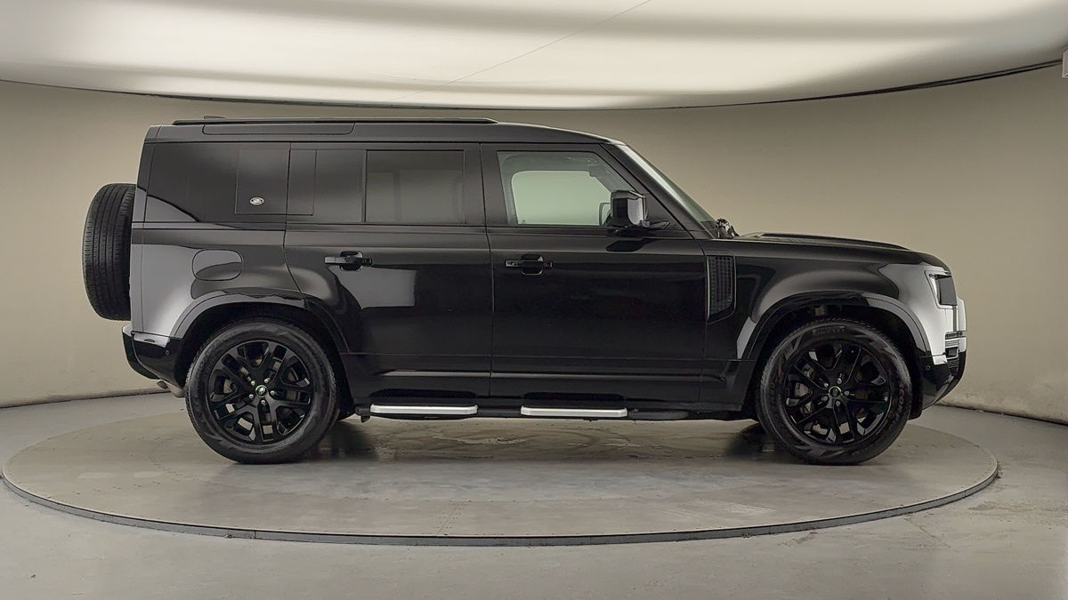 Land Rover Defender 110 Image 16