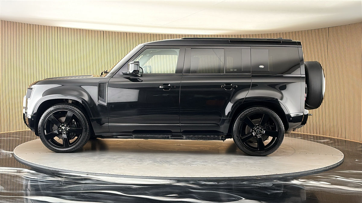 Land Rover Defender 110 Image 15