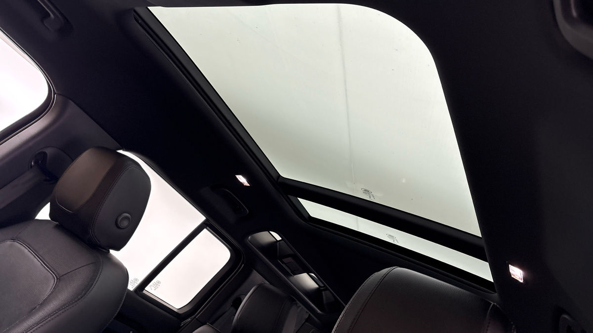 Land Rover Defender 110 Image 6