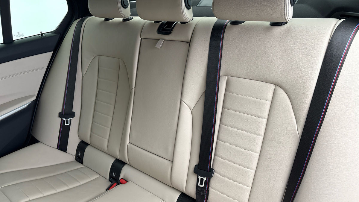 BMW 3 Series Image 8