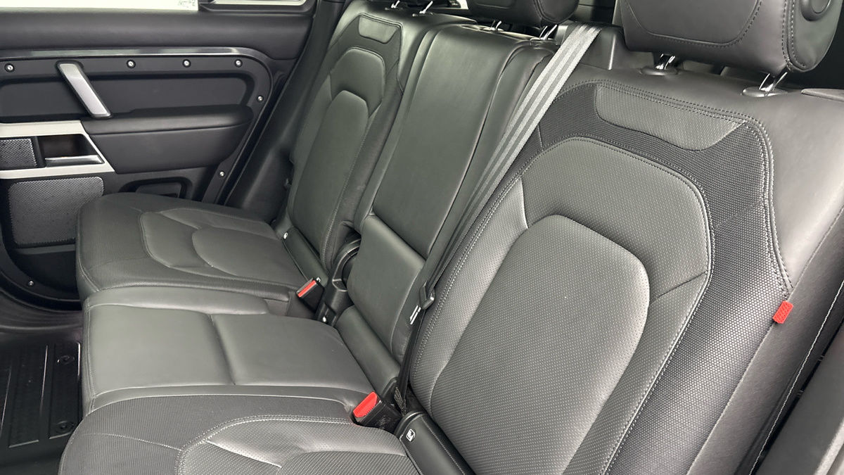 Land Rover Defender 110 Image 8