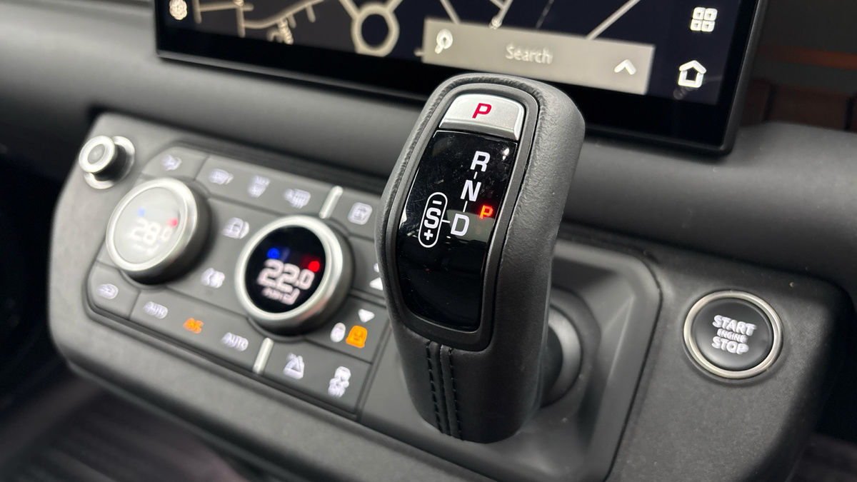 Land Rover Defender 110 Image 18