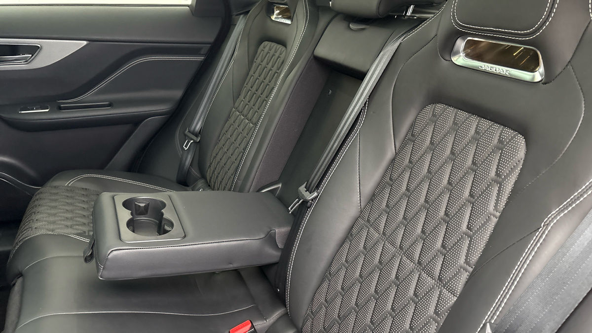 Jaguar F-PACE Image 17