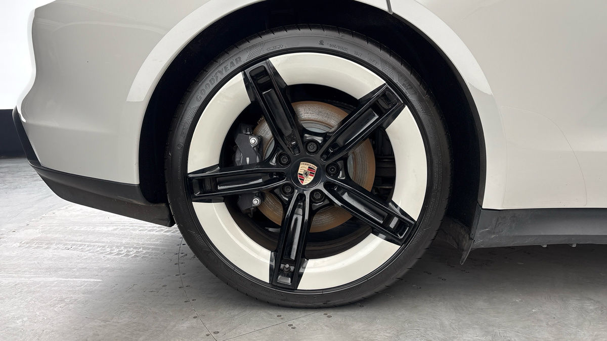 Porsche Taycan Image 10